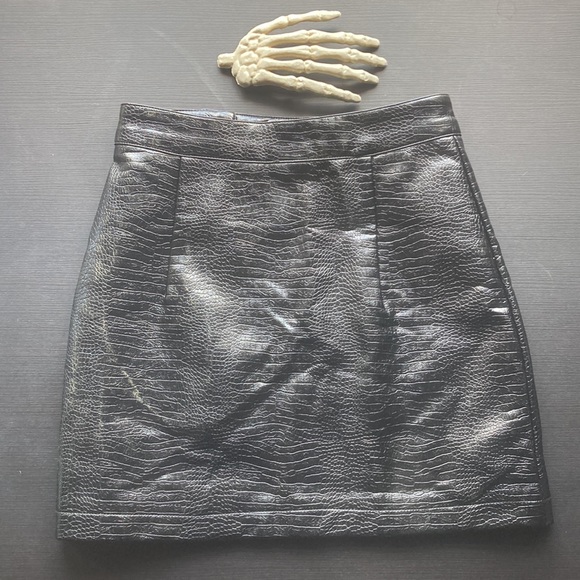๐๐ SOLD ๐๐ NWT Topshop Lauren Croc Print Faux Leather Miniskirt ~ Size 4 - Picture 3 of 5